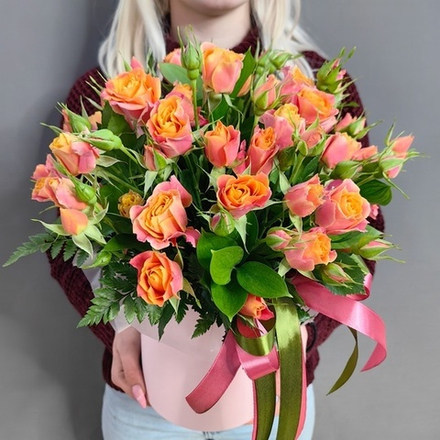 Композиция в шляпной коробке из кустовых роз сорта "Sonora"