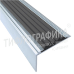 Накладка на ступень, угловая, 20х38х1000 мм в алюминиевом профиле с противоскользящей вставкой. Черная