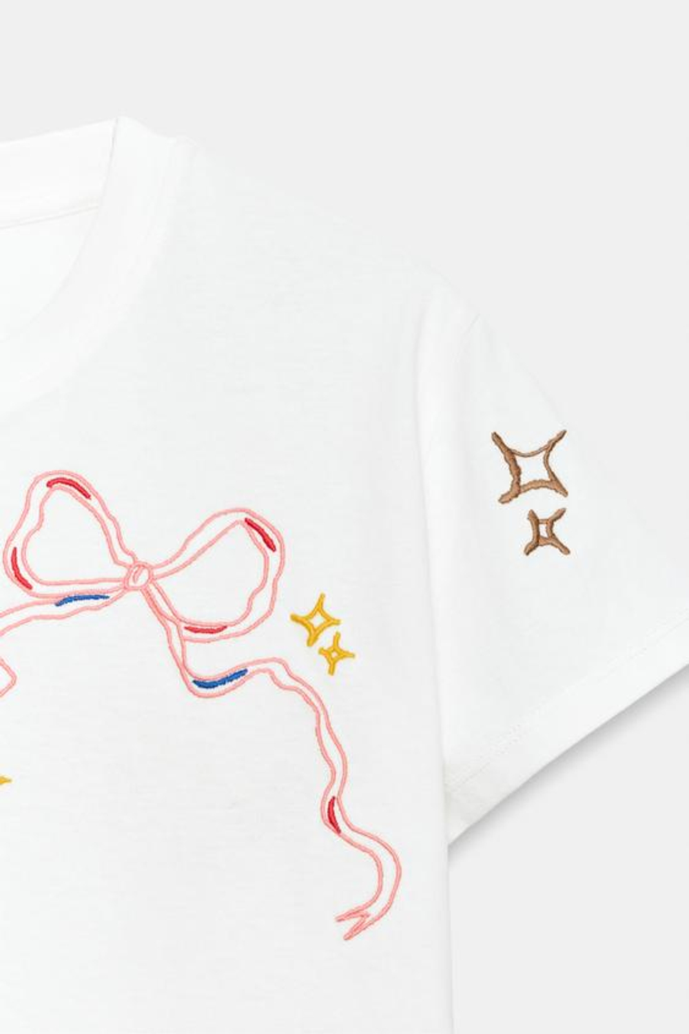 ZARA ФУТБОЛКА С КОНТРАСТНОЙ ВЫШИВКОЙ, ЖЕЛТОВАТО-БЕЛЫЙ