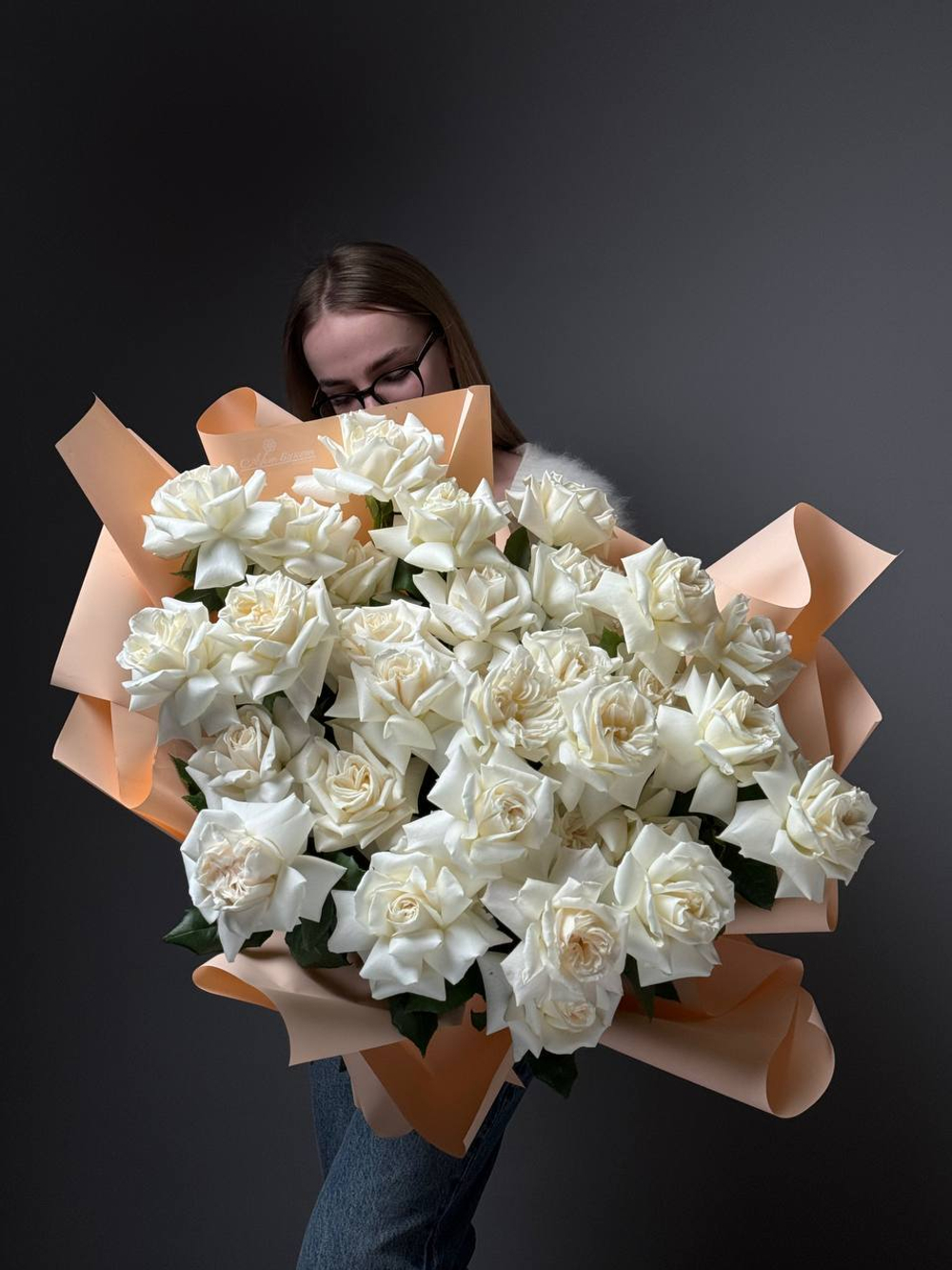 51 белая французская роза в упаковке