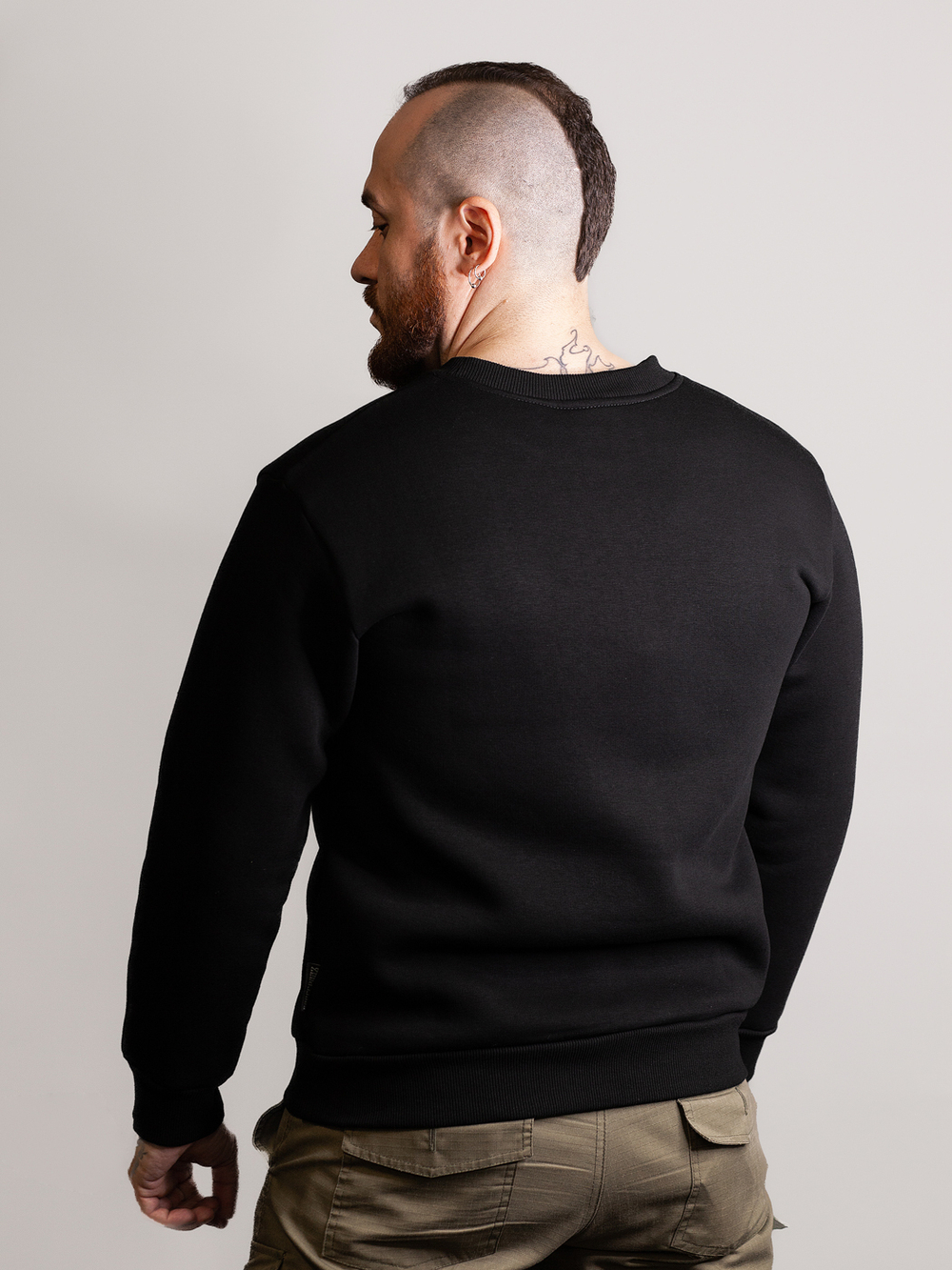 Свитшот Варгградъ мужской чёрный с шевроном «Сердитое солнце» с начёсом