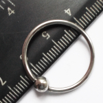 Кольцо сегментное, диаметр 16 мм для пирсинга. Толщина 1,2 мм, шарик 4 мм.Медицинская сталь.