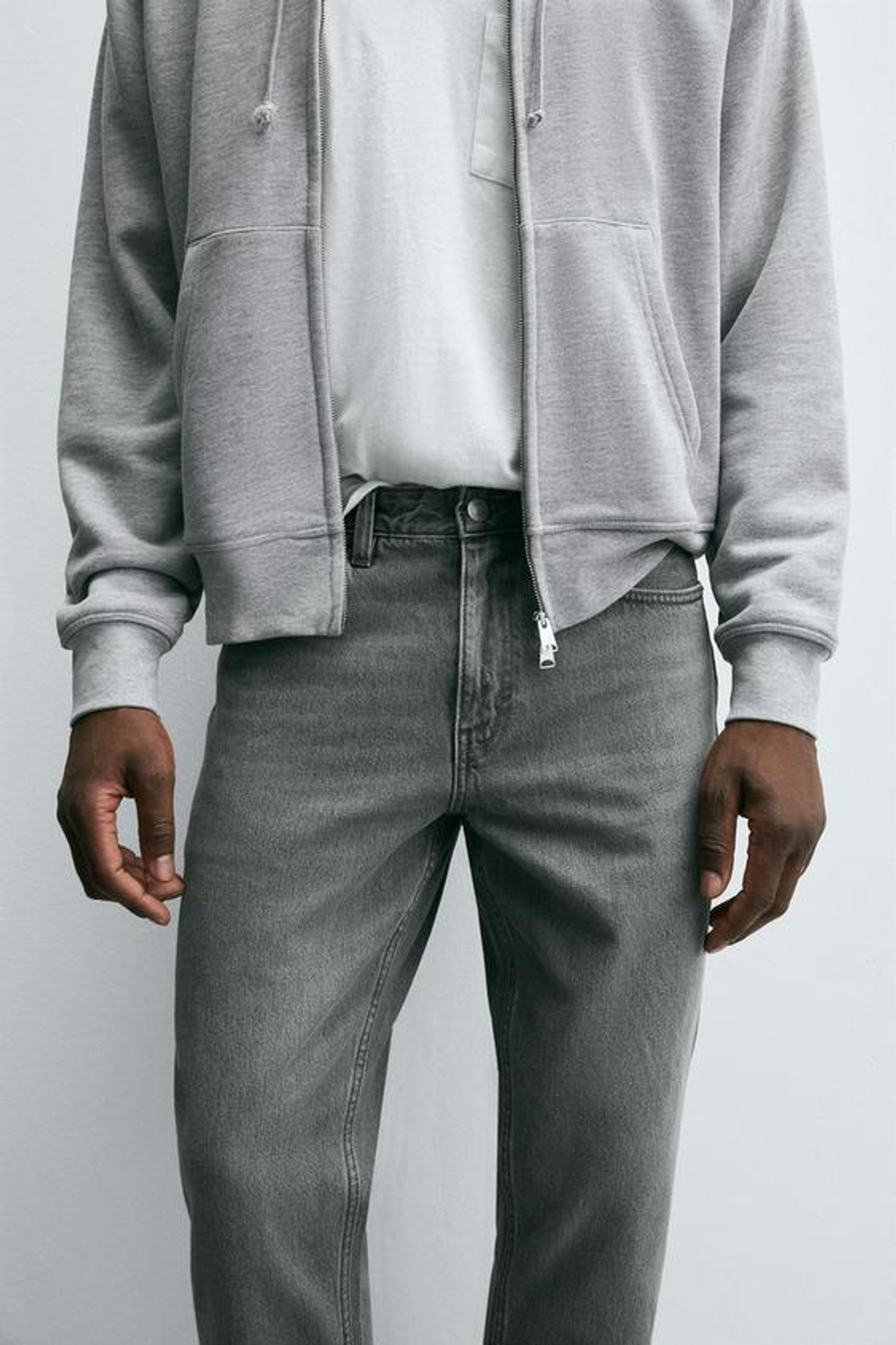 ZARA ДЖИНСЫ ЗАУЖЕННОГО КНИЗУ КРОЯ, СЕРЫЙ