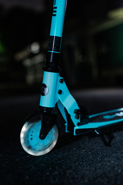 Самокат Micro Sprite Glow (светится в темноте) LED, белый