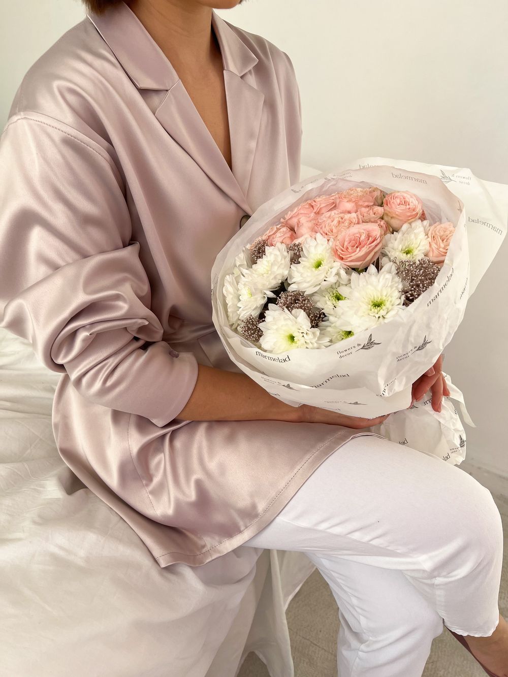 Букет из хризантем, кустовых пионовидных роз и блестящей скиммии