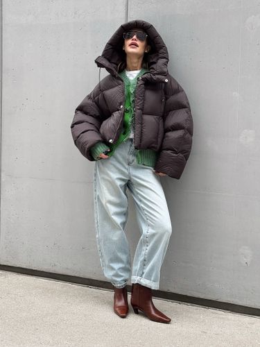 Укороченный пуховик шоколадного цвета с капюшоном