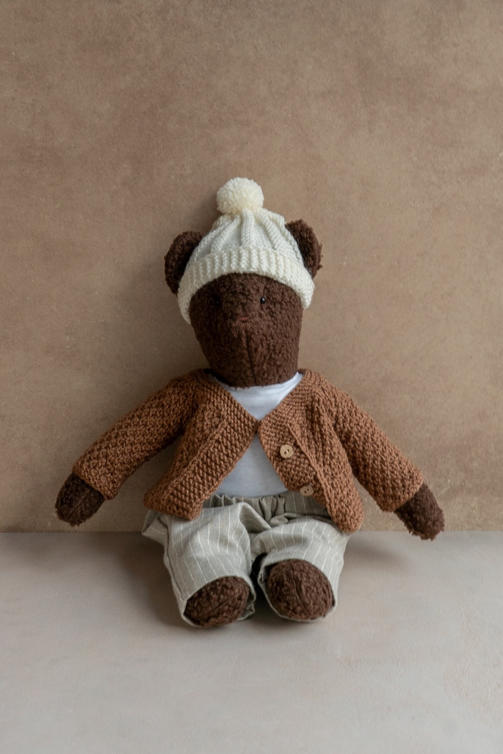 Мишка коричневый в молочной шапке