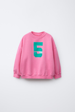 ZARA ТОЛСТОВКА С ПРИНТОМ «НОМЕР», ЦВЕТ РОЗОВОГО МЕЛА