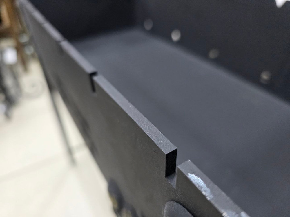 Если вы подбираете мангал купить в Казани и нужен компактный мангал 5 мм, рассмотрите мангал Сундучок с крышкой гриль: это складной мангал для дачи и выездов, который удобно перевозить и хранить, при этом он подходит как мангал для шашлыка, мангал для мяса и овощей и как мангал гриль с крышкой. Можно докупить решетку гриль, шампуры, совок и кочергу, а если нужен казан — отдельно подобрать подставку под казан и сам казан в магазине; доступна доставка по Казани и отправка по России.