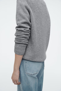 COS КАШЕМИРОВЫЙ СВИТЕР, СВЕТЛО-СЕРЫЙ