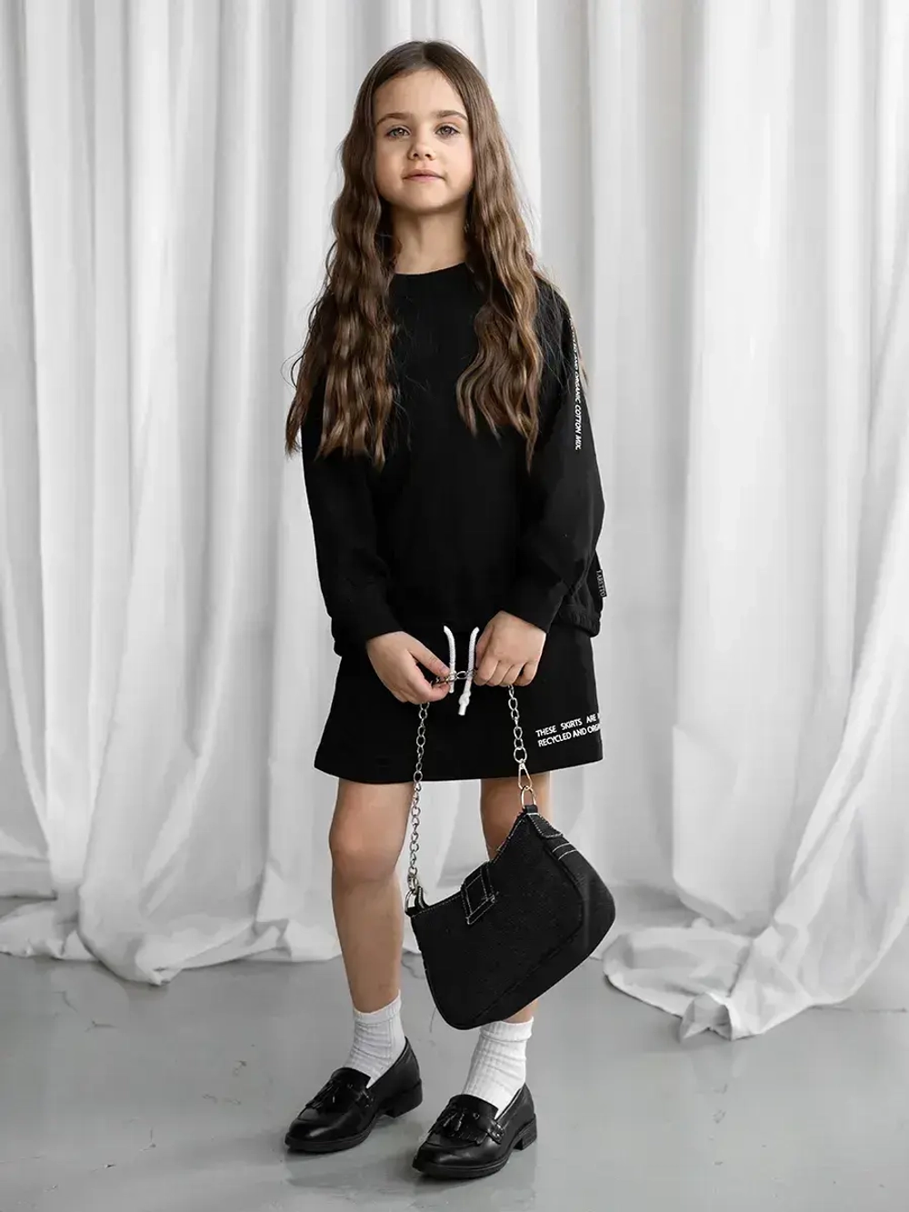 Черный костюм для девочки, толстовка и юбка