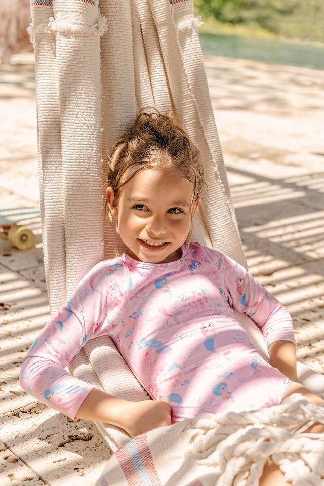 Розовый купальник с длинными рукавами