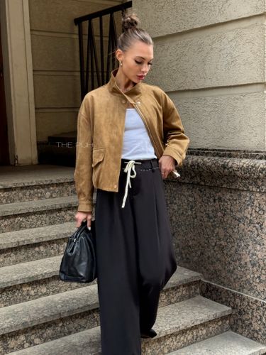 Темно-бежевый бомбер из эко-замши