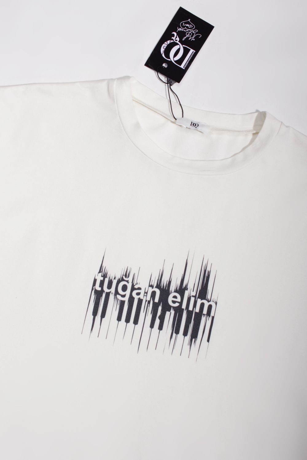 T-shirt with "Tugan elim" print