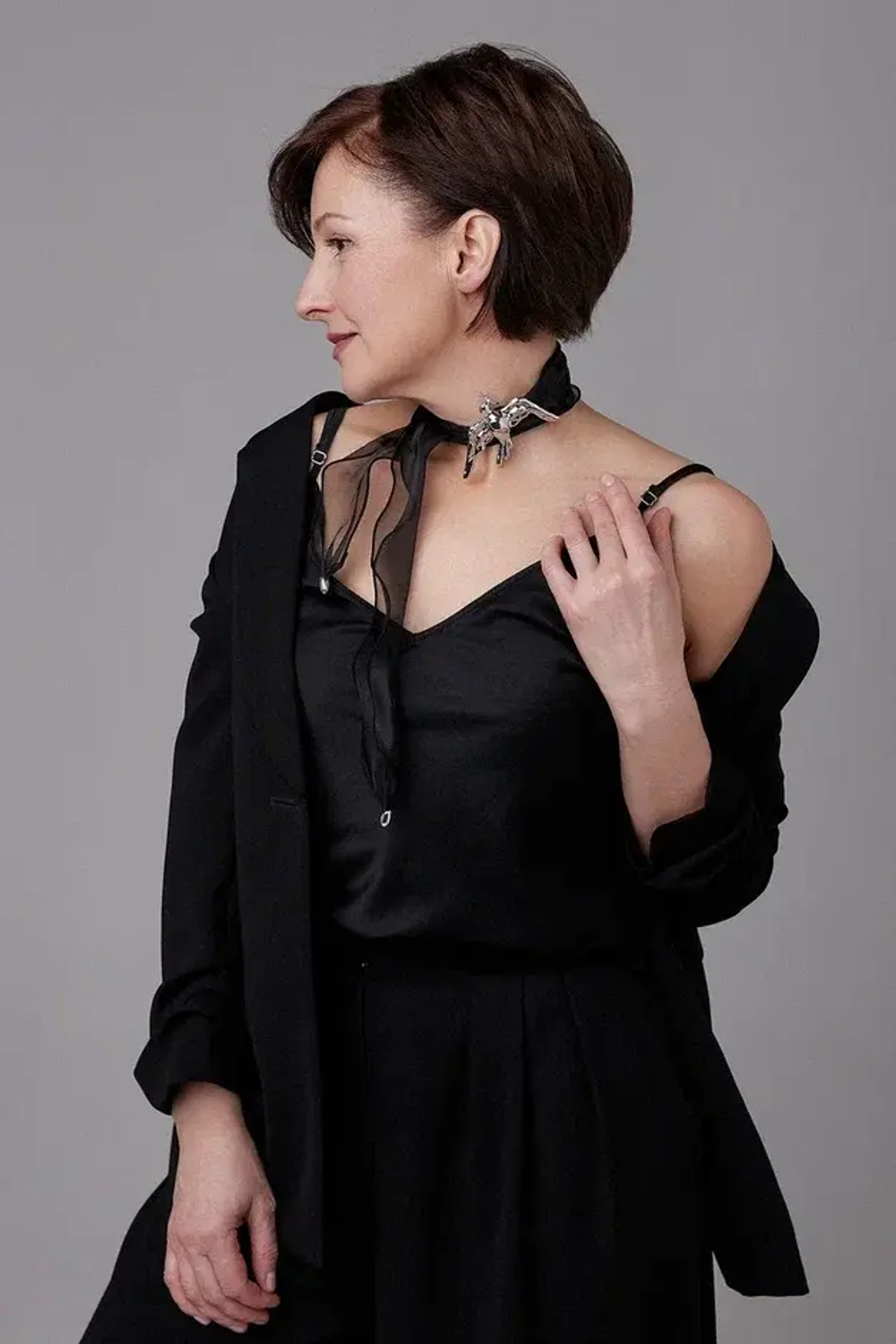 Колье Serenity птица в оттенке серебро на черной ленте из органзы