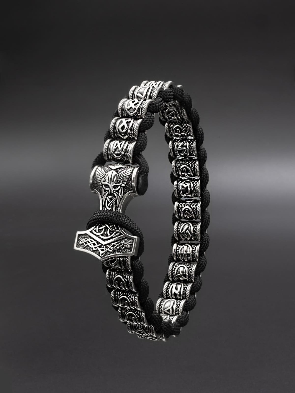 Фото браслета скандинавский футарк с рунами и молотом тора.