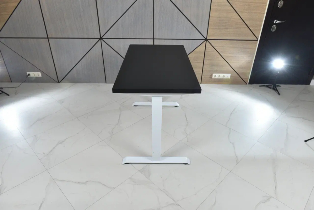 Регулируемый компьютерный стол Bazalt с регулировкой по высоте — столешница МДФ Черный