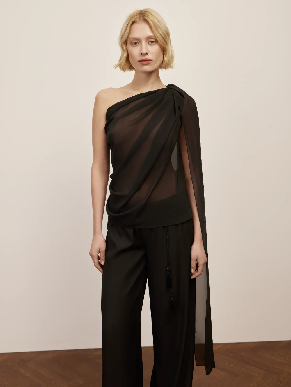 Топ на одно плечо Asymmetry