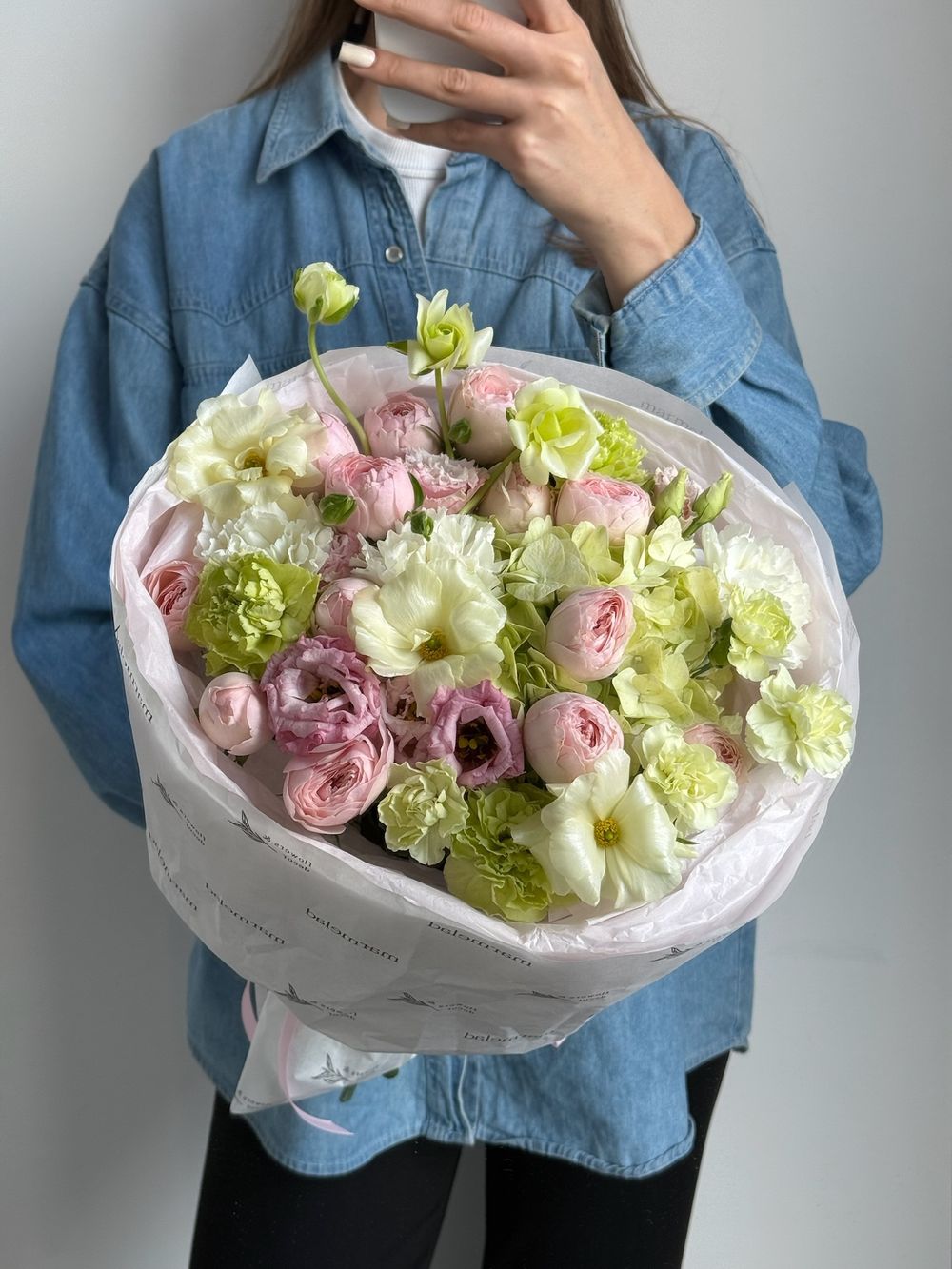 Букет сборный из гортензии, кустовых пионовидных роз, лизиантуса и диантусов