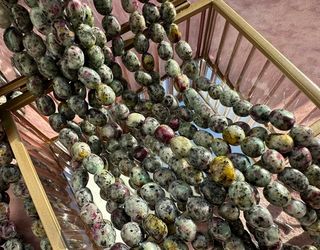 Нить бусин из тонированной яшмы 8-8,5мм (галтовка)