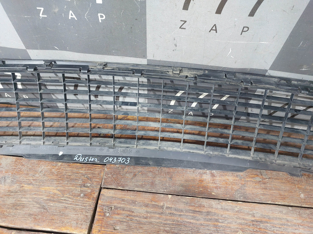 Решетка переднего бампера Renault Duster 1 10-15 Б/У Оригинал 622545914R