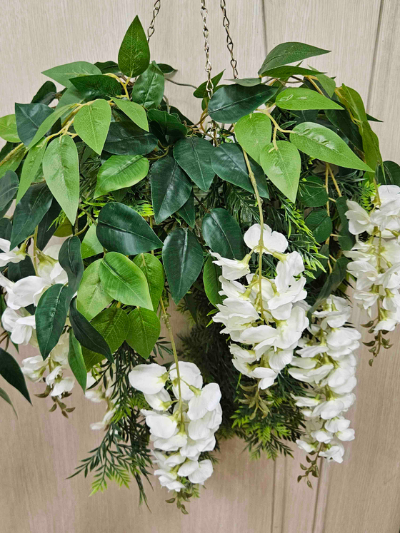 Акация белая 7 цветков в подвесном белом кашпо на цепочке