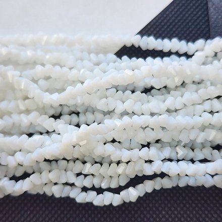 Алмазный хрусталь, белый треугольник, алмазная крошка, 4мм, нить 35см