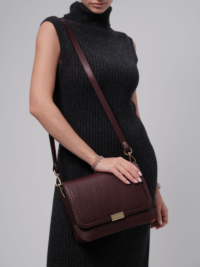 Сумка кожаная на плечо бордо