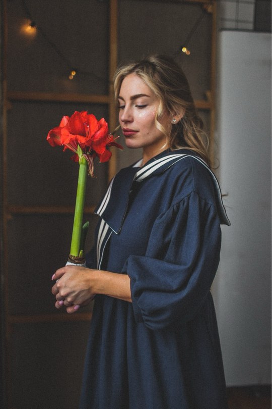 Воротничок-морячка из темно-синей крапивы