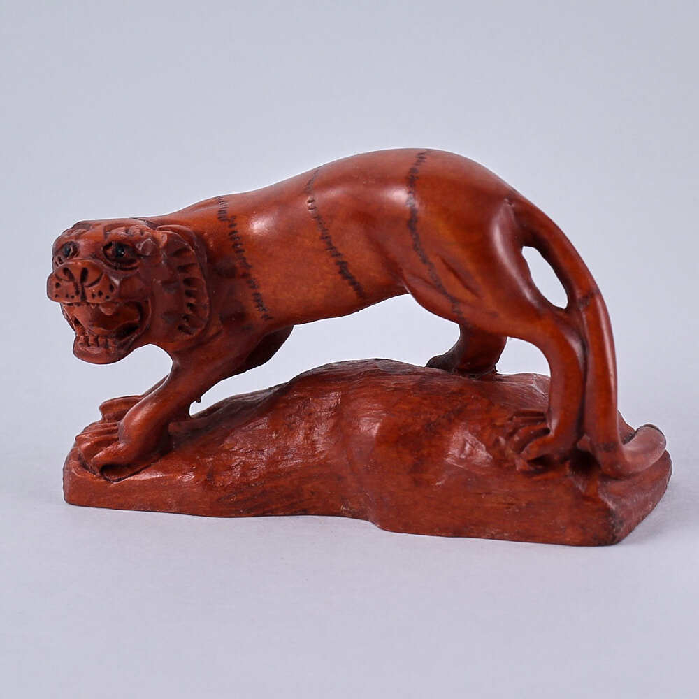 Нэцкэ Тигр на камне