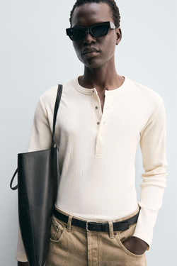 ZARA ФУТБОЛКА ИЗ РЕЛЬЕФНОЙ ТКАНИ С ВОРОТНИКОМ НА КНОПКАХ, ЖЕЛТОВАТО-БЕЛЫЙ