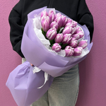 Букет из свежих сиреневых тюльпанов