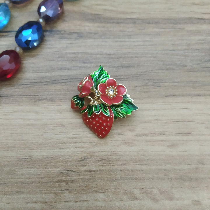 Брошь Клубнички эмаль цветная металл золотистый