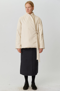 Зимняя куртка на запах из молочной бархатистой мембраны