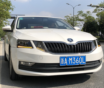 Передние светодиодные фары Шкода Октавия А7 FL 2018-2020 V7 type [ОРИГИНАЛЬНЫЕ комплектующие; Комплект Л+П; ходовые огни; FULL LED]