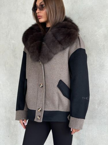 Коричневая куртка с черными рукавами