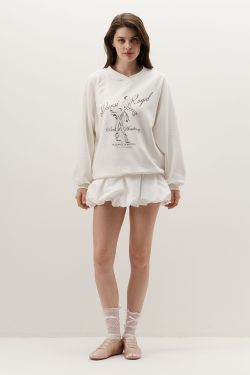 Свитшот с V-образным вырезом кремового цвета