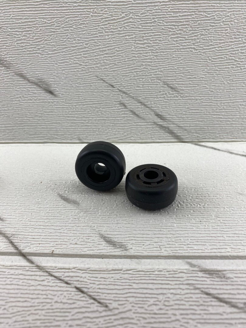 Колесо для мебели прорезиненное Д 30мм Д отв 8мм/2шт