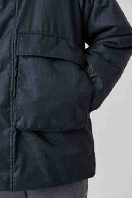 Мужская зимняя куртка с накладными карманами темно-серого цвета меланж