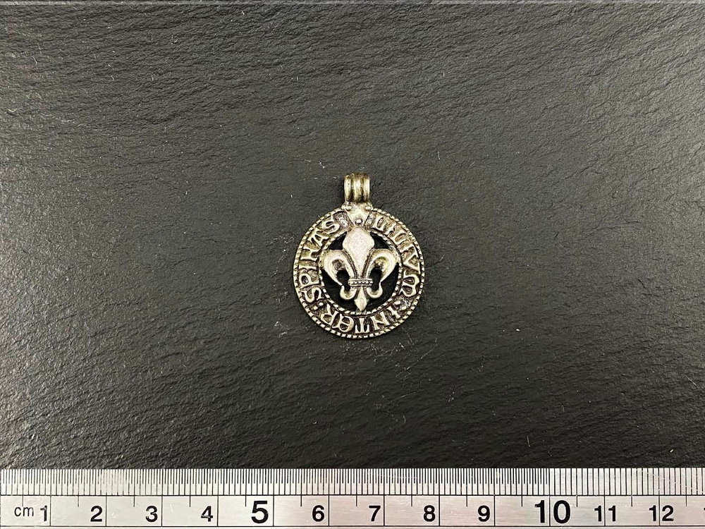 Подвеска. Лилия