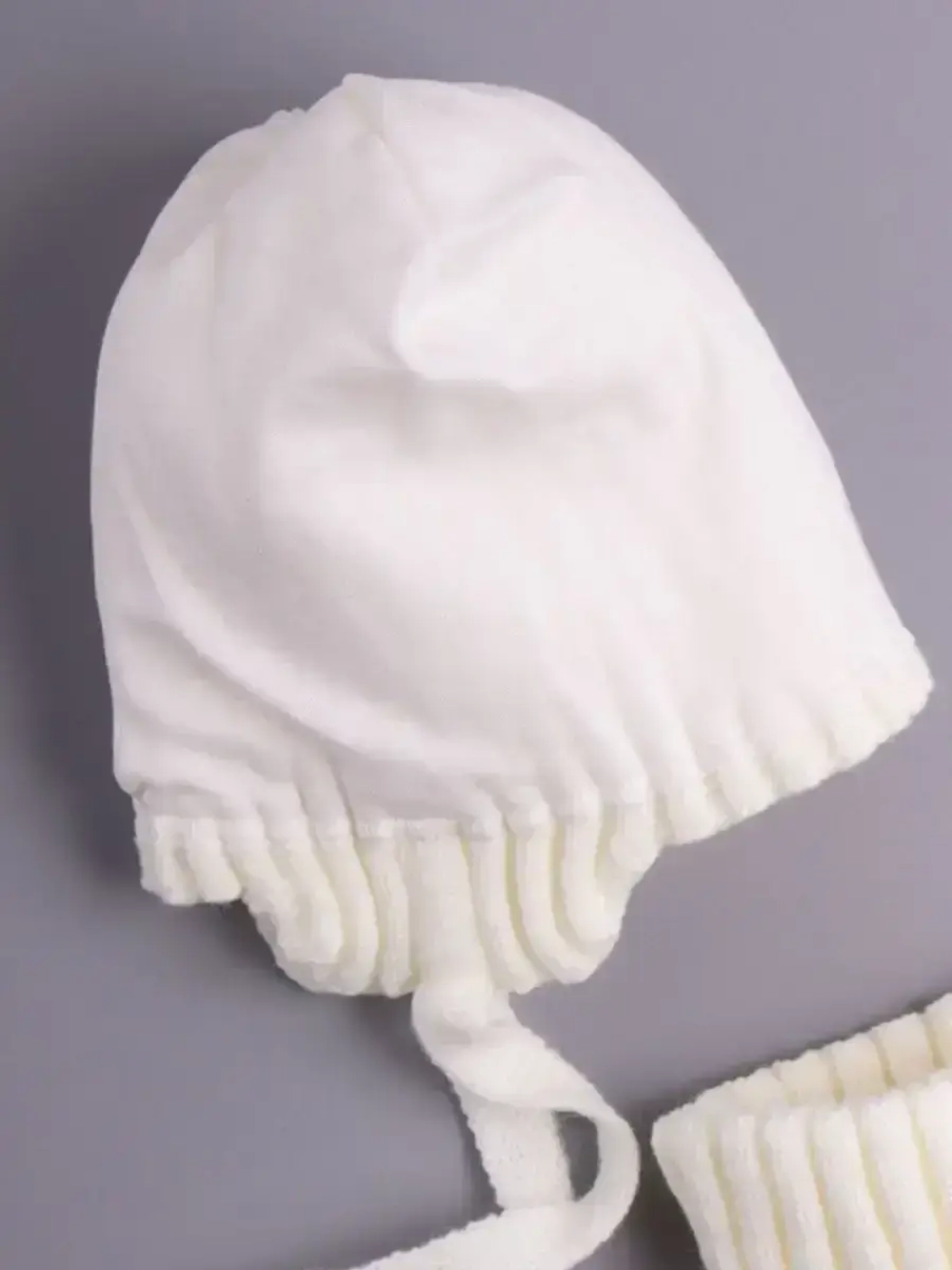 Шапка осенняя детская на завязках и снуд