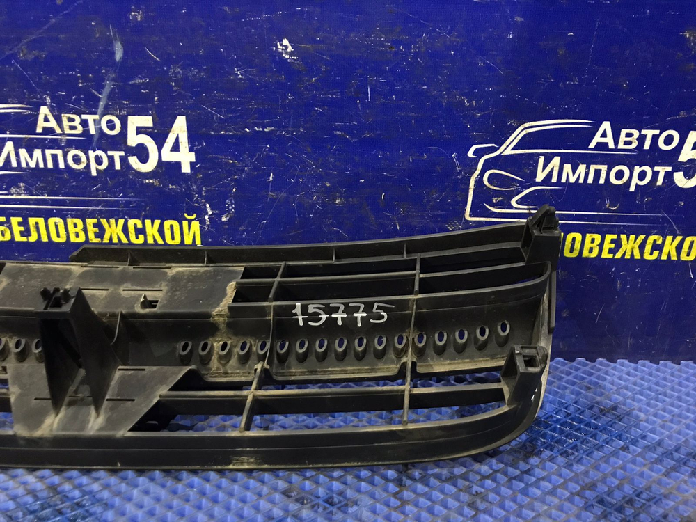 Решетка радиатора NISSAN AVENIR 2000-2005