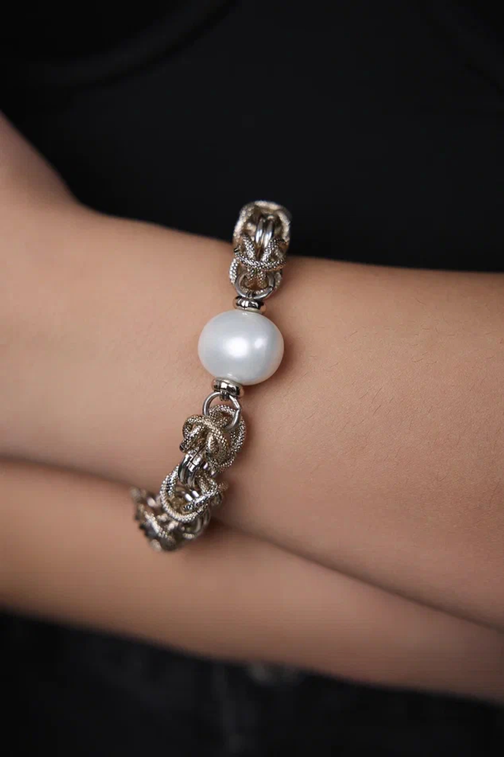 Браслет Византия с белым жемчугом Майорка, оттенок серебро