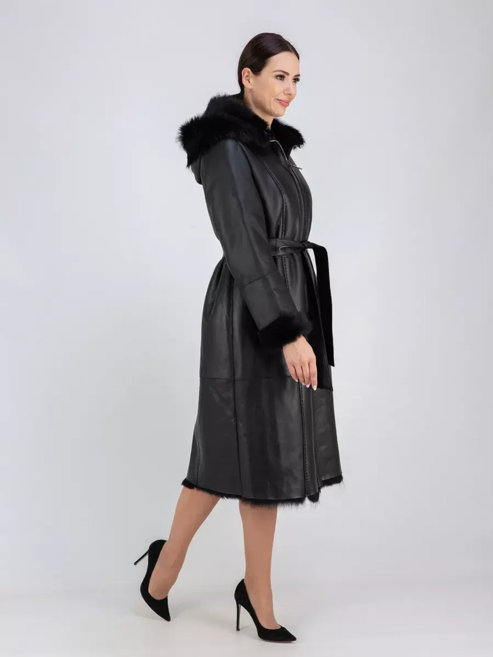 Дубленка зимняя с капюшоном натуральная