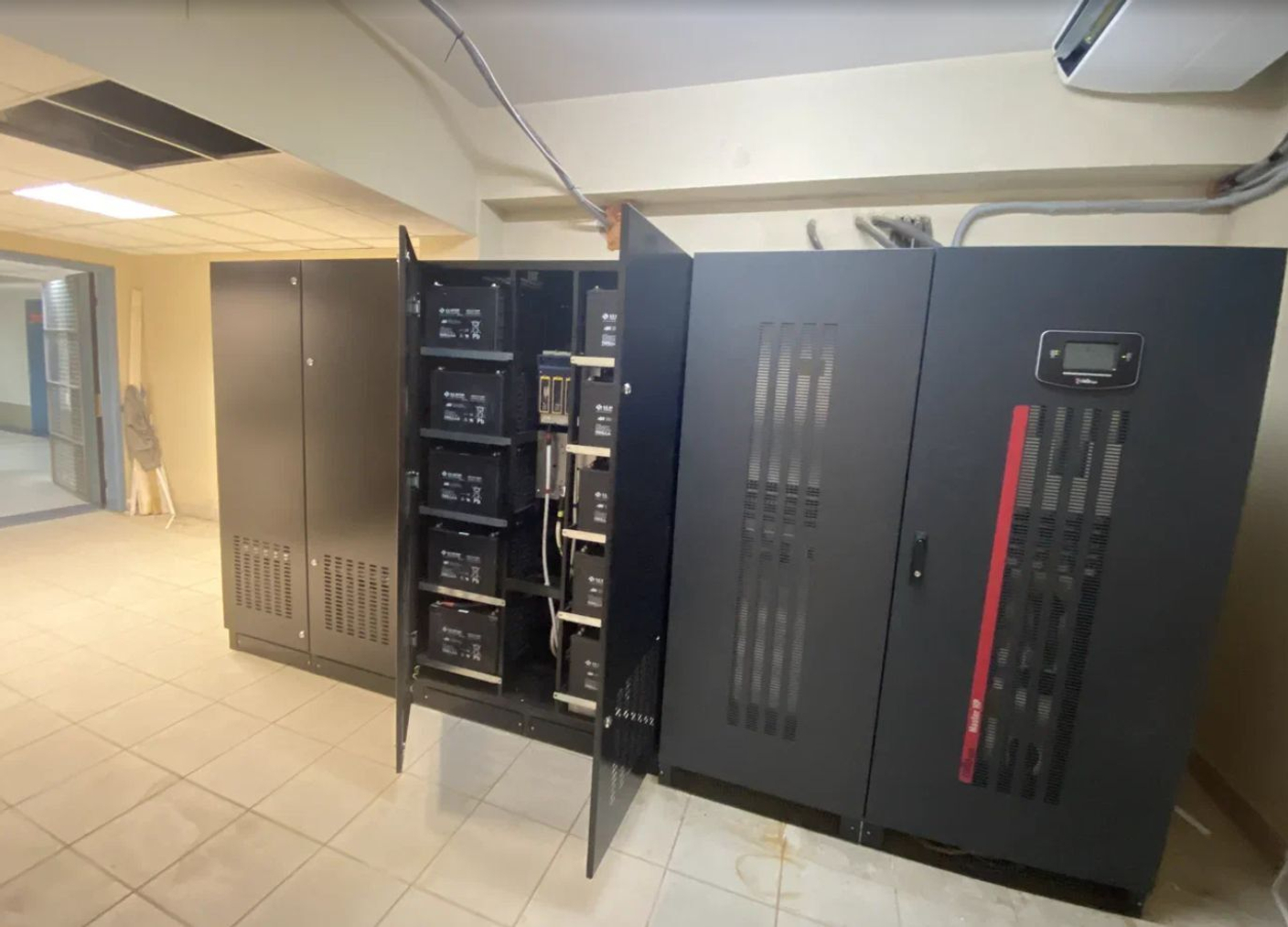 Поставка напольного ИБП Socomec DELPHYS для СК "Баскет-холл"