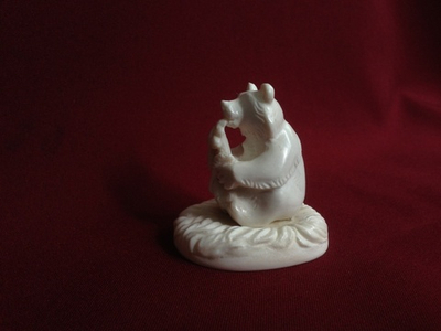 Медведь с цветком, миниатюра из кости