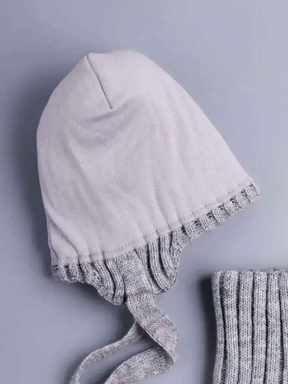 Шапка осенняя детская на завязках и снуд