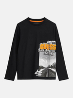 Футболка с длинным рукавом GUESS Черный/Фотопринт: дорога/Белые надписи/Оранжевый махровый логотип (Мальчик)