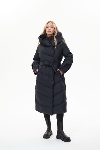 Черный длинный стеганый пуховик с поясом