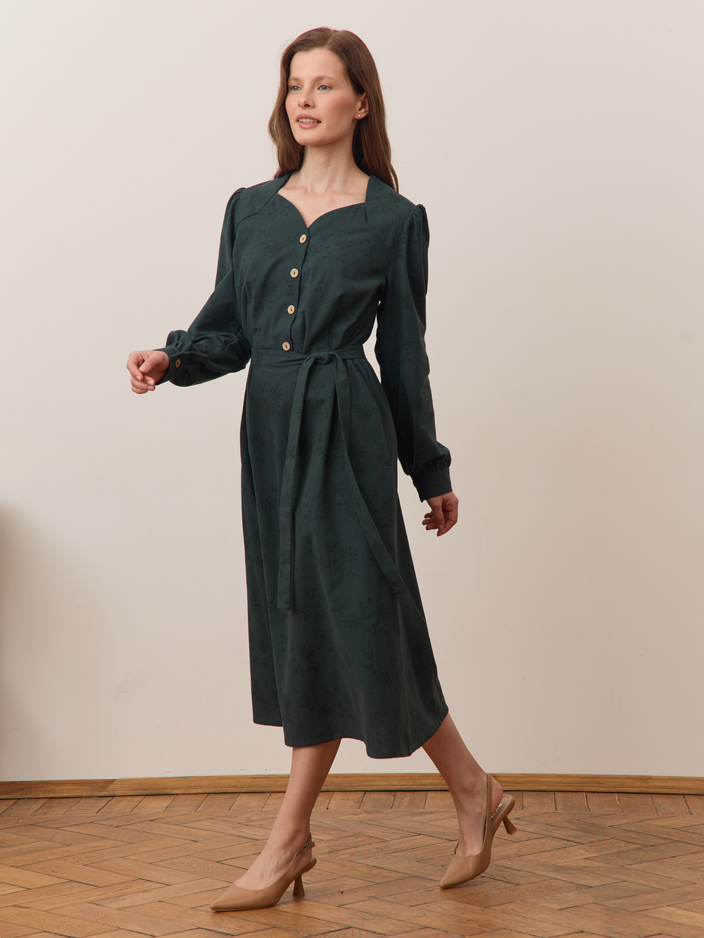 Платье с вырезом-сердечко